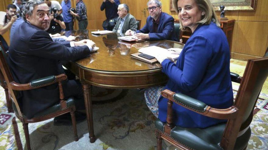 Báñez propone a los agentes sociales reducir los contratos a tres