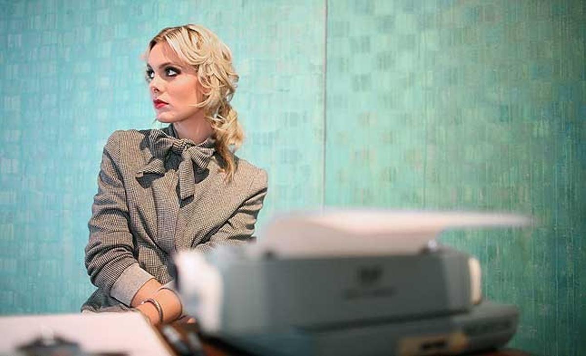 Una model posa en la instal·lació d’ISM Mode durant la Setmana de la Moda de Los Angeles, Califòrnia (EE.UU.)