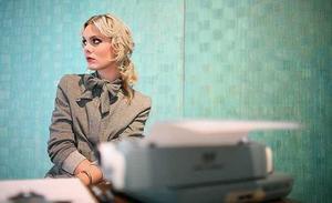 Una model posa en la instal·lació d’ISM Mode durant la Setmana de la Moda de Los Angeles, Califòrnia (EE.UU.)