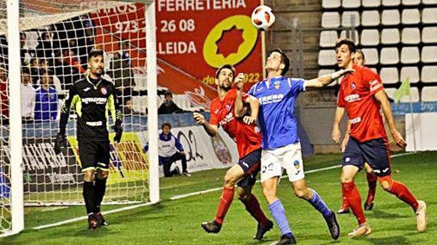 Blázquez i Barnils, pugnant amb un jugador del Lleida.