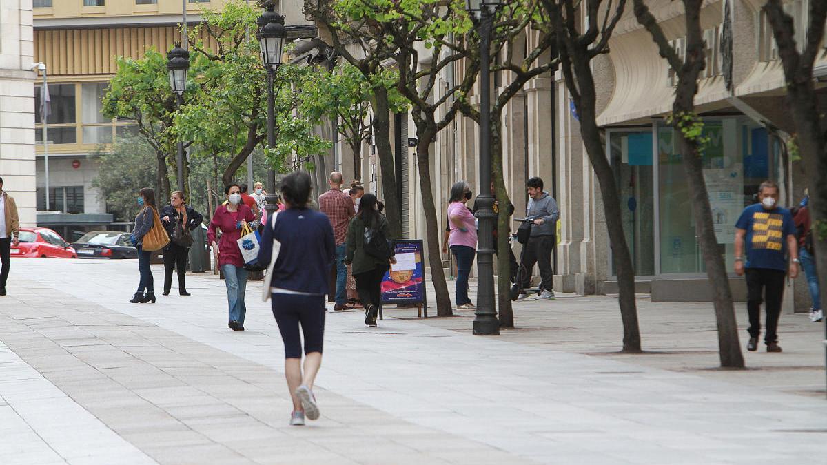 Gente andando por una calle de Ourense. // Iñaki Osorio