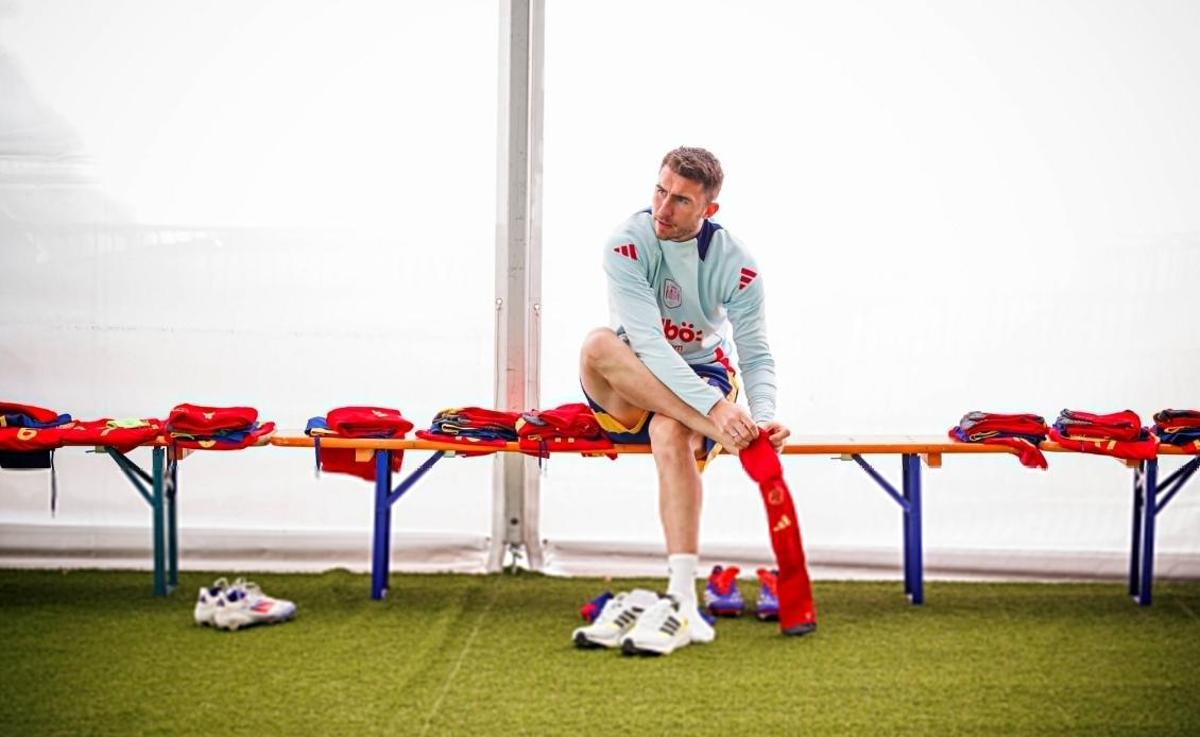 Aymeric Laporte se viste en el vestuario de Donaueschingen