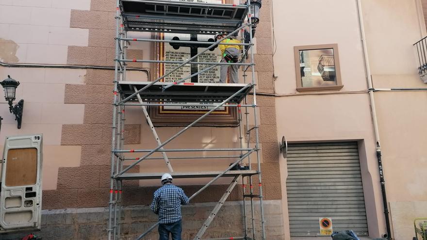 Rafelbunyol retira el mural franquista dedicado a los "caídos"