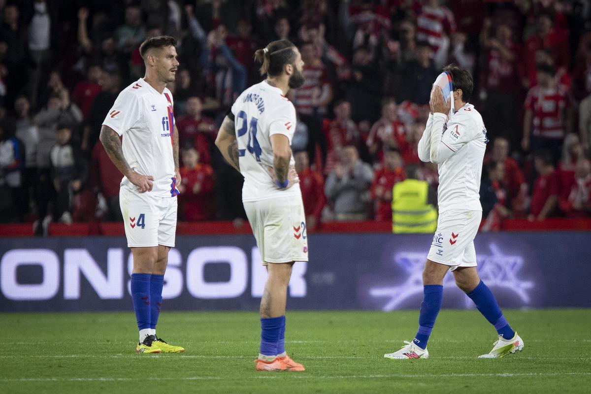 Dumic, Timor y Jorquera se lamentan tras el gol de la victoria del Granada.