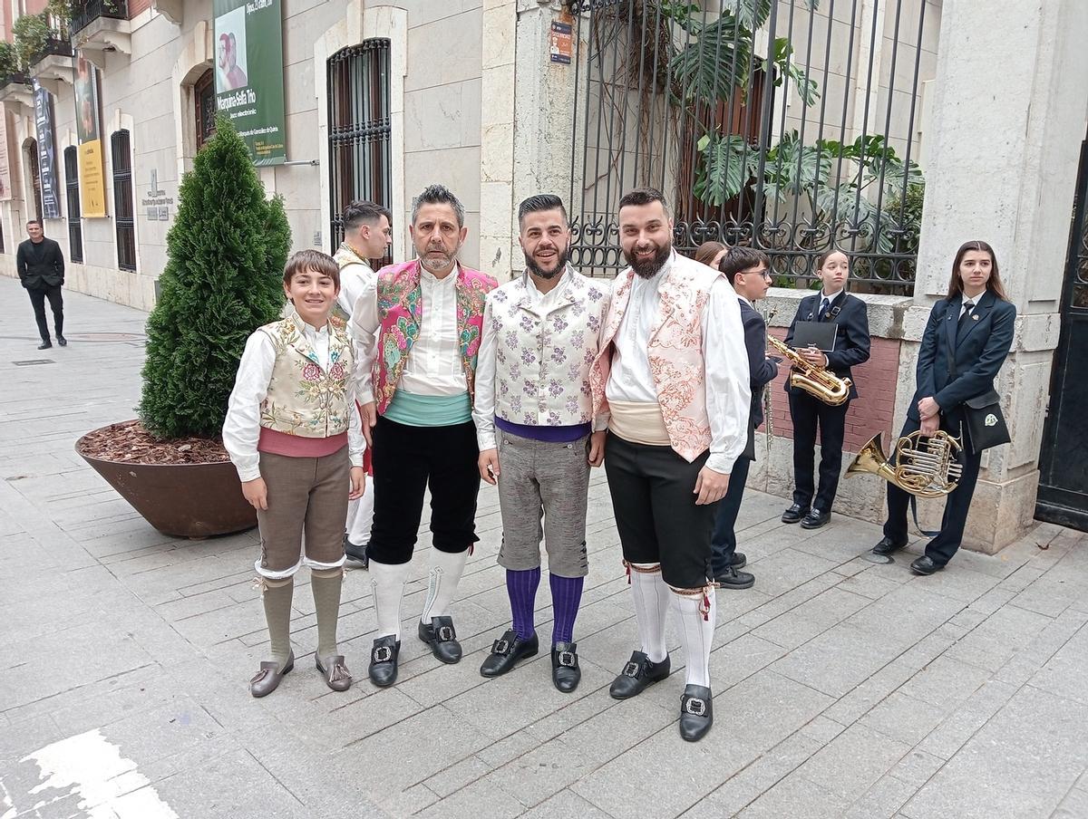 Torres y otros falleros, este jueves 19 de marzo, ante la Casa de la Marquesa de Gandia
