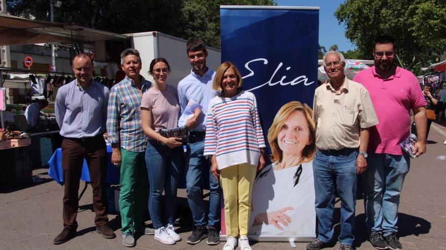 Elia Verdevío con su equipo de campaña del PP.