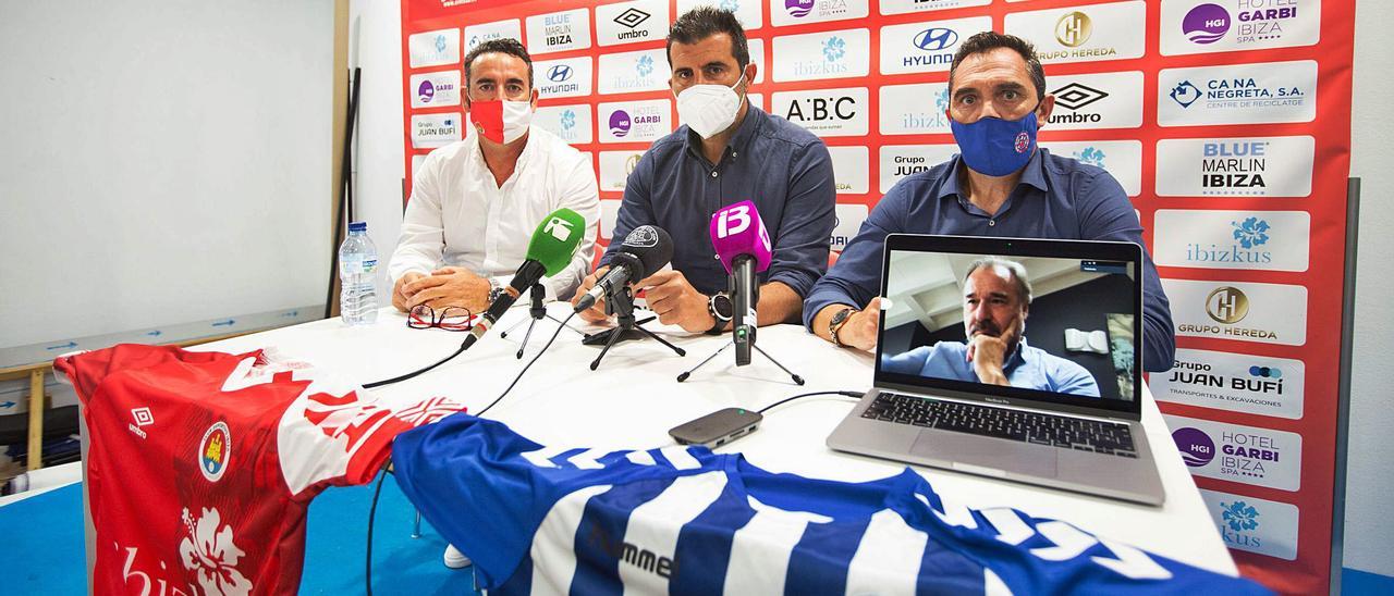 De izquerda a derecha: Sergio Tortosa y Paco Muñoz, director deportivo y vicepresidente del CD Ibiza, y Juanjo Bertomeu, presidente de la Penya Blanc i Blava.  | VICENT MARÍ