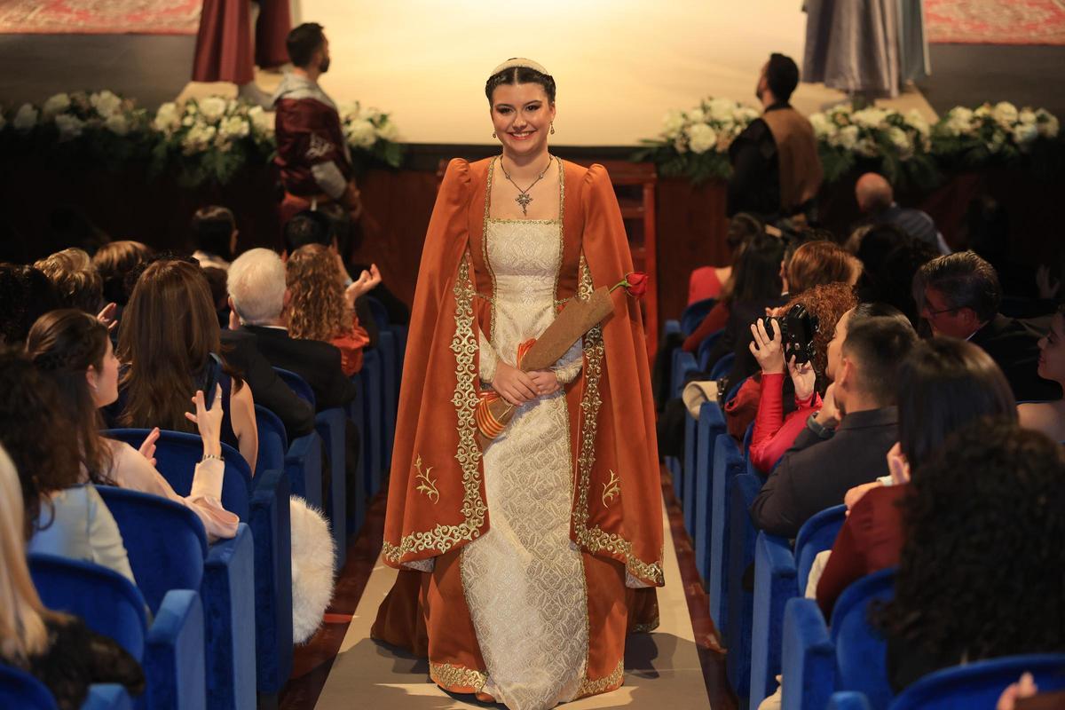Na Violant d'Hongria: sueño medieval para Victoria Arcos en el 75º aniversario de la Germandat