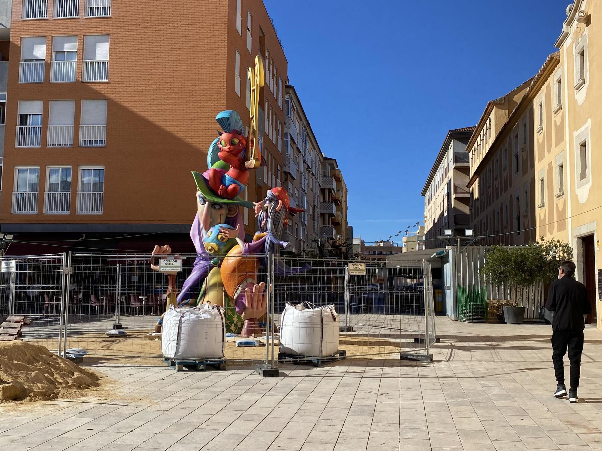 Fotos de la 'plantà' de las fallas de Benicarló