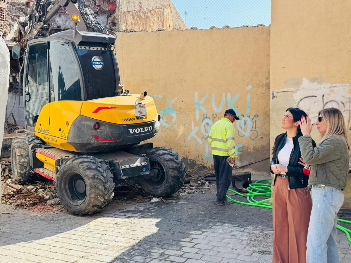 La edil de Urbanismo y la Jefa de Servicio de Planeamiento y Gestión Urbanística supervisaban la demolición.
