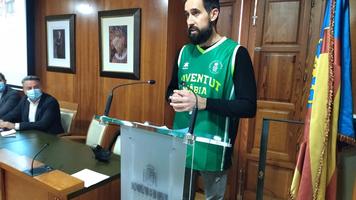 El jugador de baloncesto no ha podido resistirse a enfundarse la camiseta del Joventut