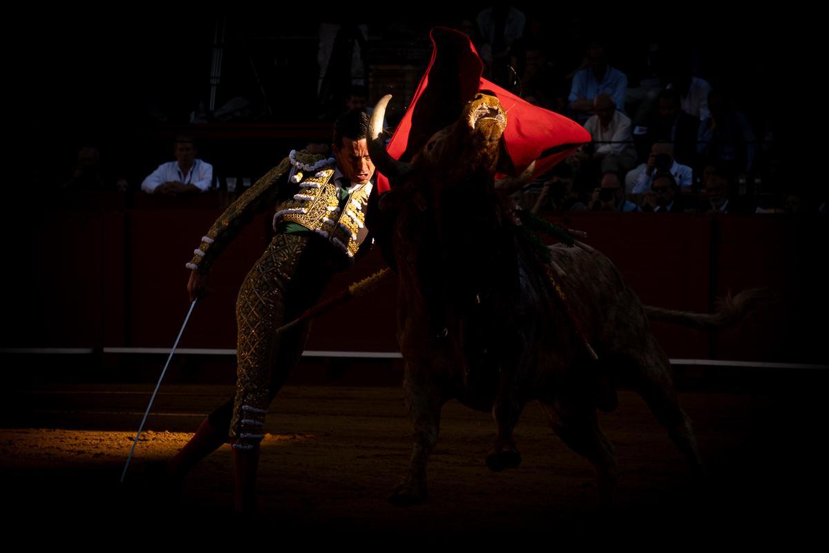 Luces, sombras y un pase de pecho.