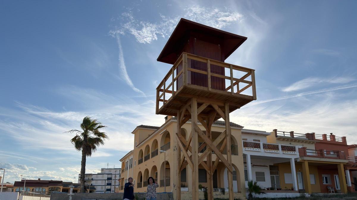 Una de las tres torres instaladas en la playa de Tavernes de la Valldigna.