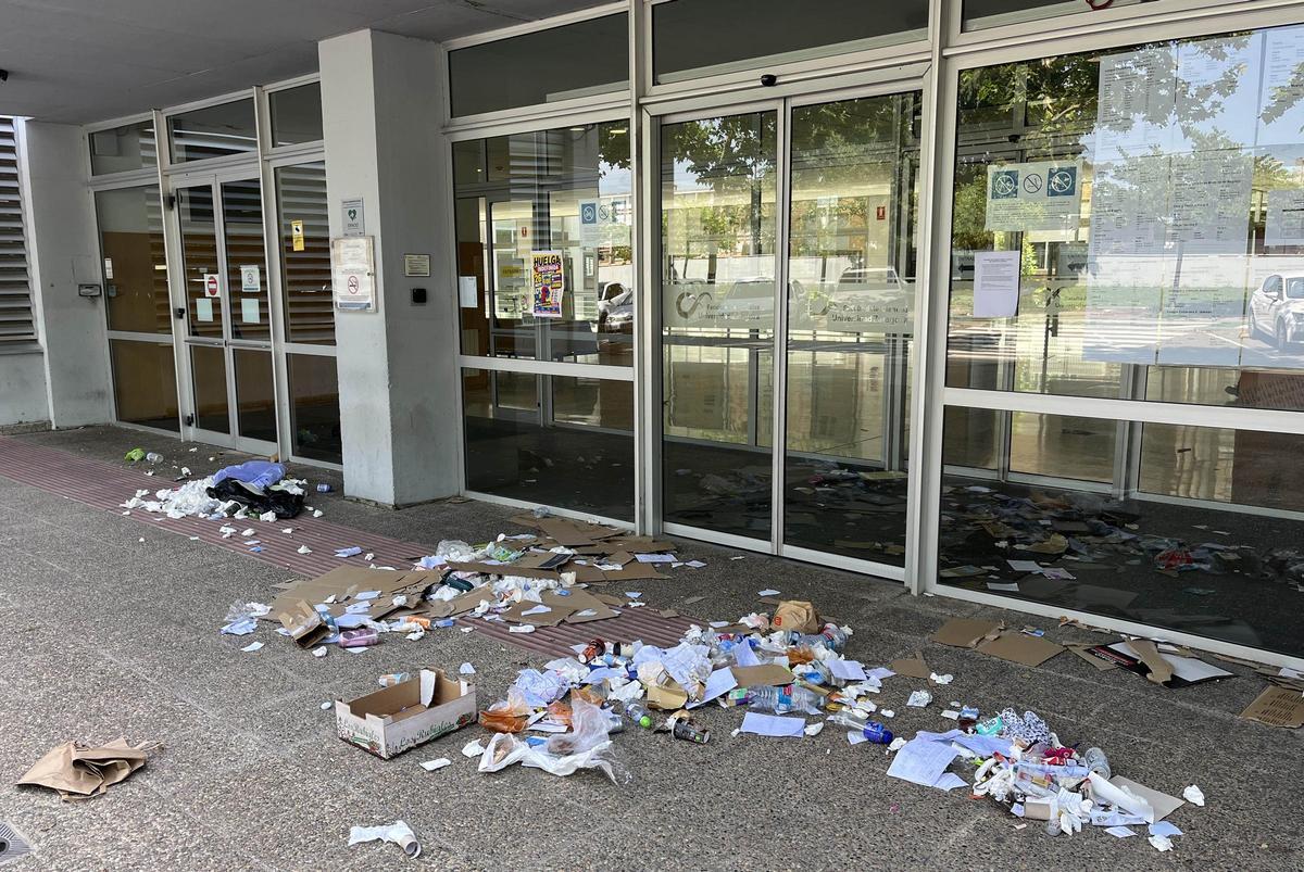Accesos llenos de papeles en la facultad de Medicina de la Universidad de Zaragoza.