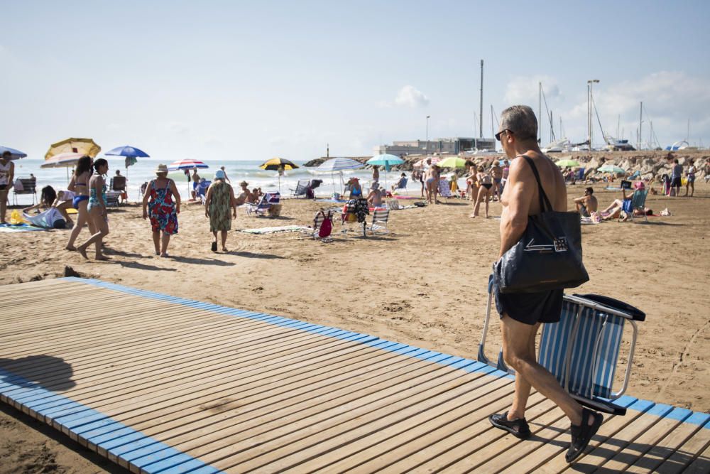 Veraneantes y visitantes en las playas de l'Horta.