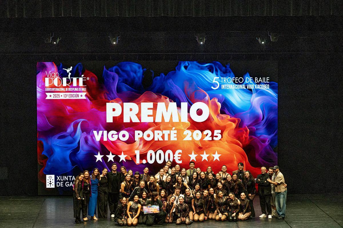 Los bailarines de Media Punta, con el jurado, recogen el Premio Vigo Porté 2025.