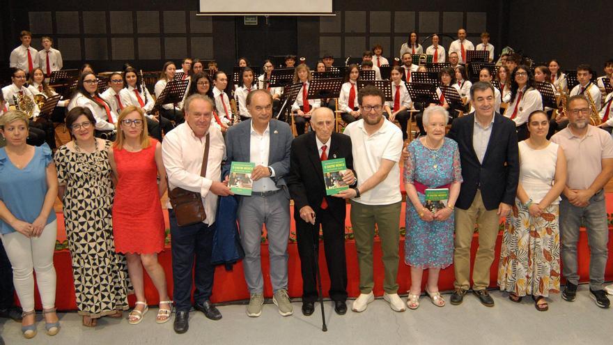 El autor, acompañado del editor y de cargos políticos.