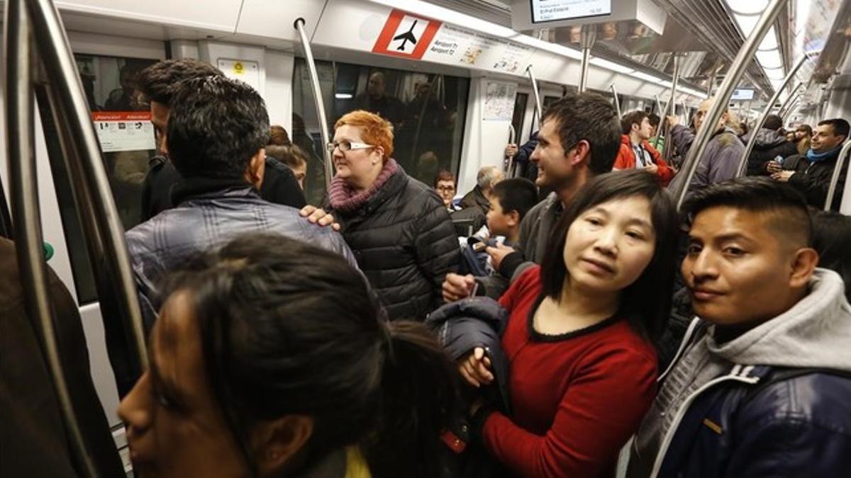 Primeros viajeros tras la inauguración oficial del nuevo tramo de metro de la L-9.