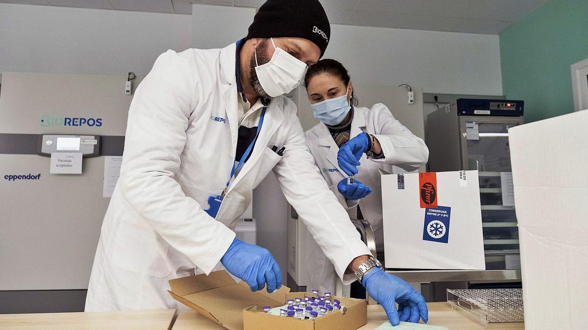 Sanitarios gallegos preparando las dosis de la vacuna de Pfizer para su suministro el domingo en Santiago. |   // FDV