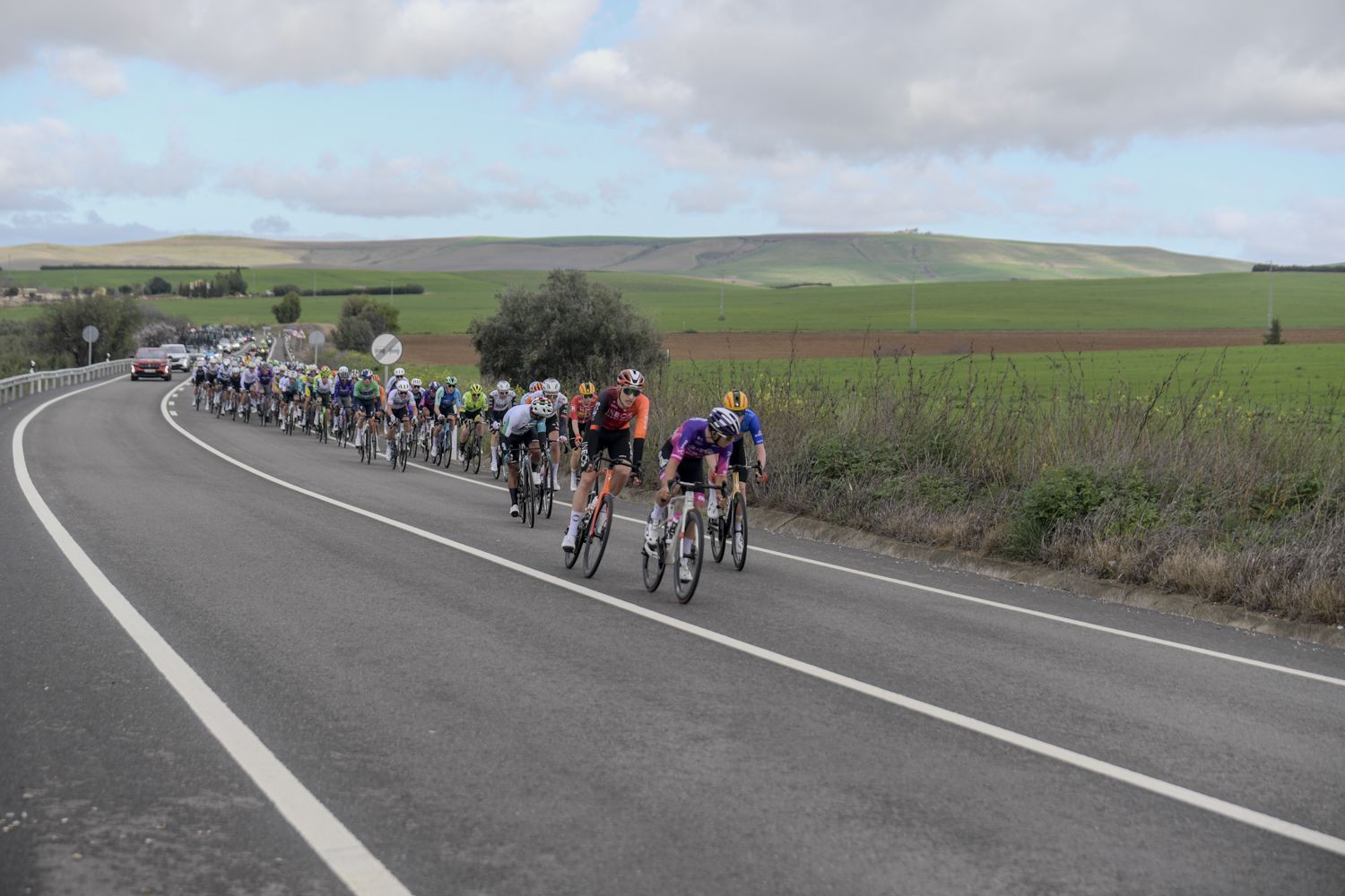 La salida de la etapa de Córdoba de la Vuelta a Andalucía en imágenes