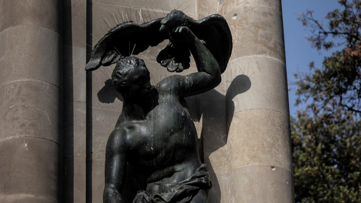 Los impactos de los proyectiles son visibles al lado de la estatua de Pablo Gargallo, en plaza Catalunya