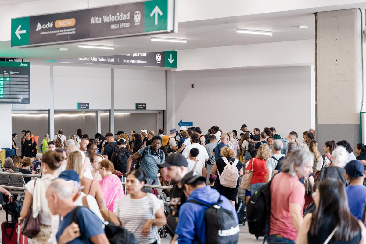 Centenares de personas en uno de los múltiples retrasos y cancelaciones de trenes en la Estación de Chamartín.