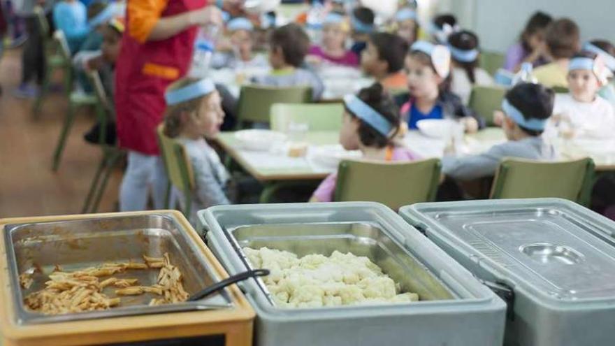 Macarrones, coliflor y recipiente con merluza que sirvió ayer en el Portofaro la nueva empresa, Serunión.