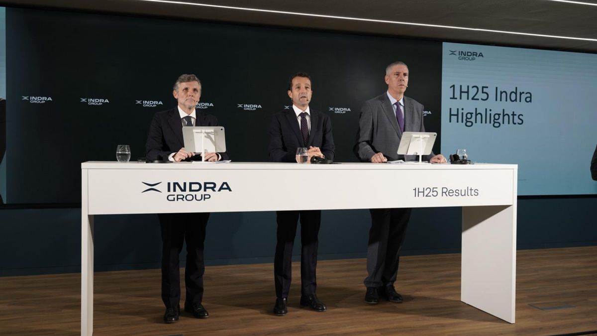 De izquierda a derecha: el director financiero de Indra, Miguel Forteza; el presidente Ángel Escribano y el consejero delegado José Vicente de los Mozos.