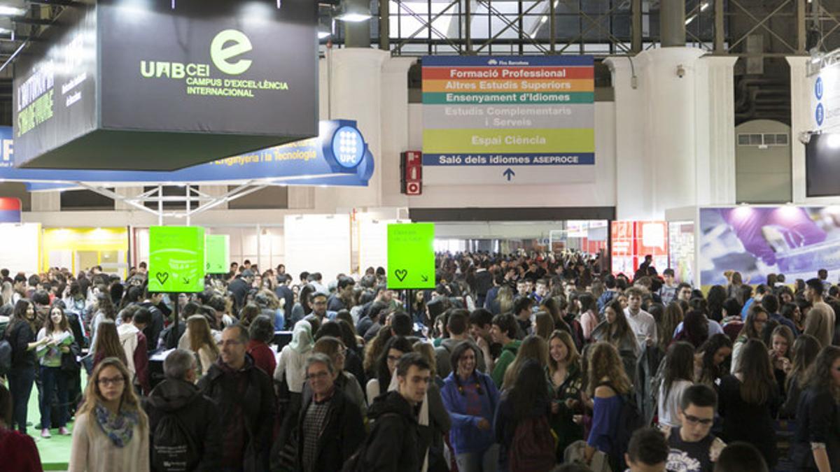 Aglomeración de estudiantes en la última edición del Saló de l'Ensenyament