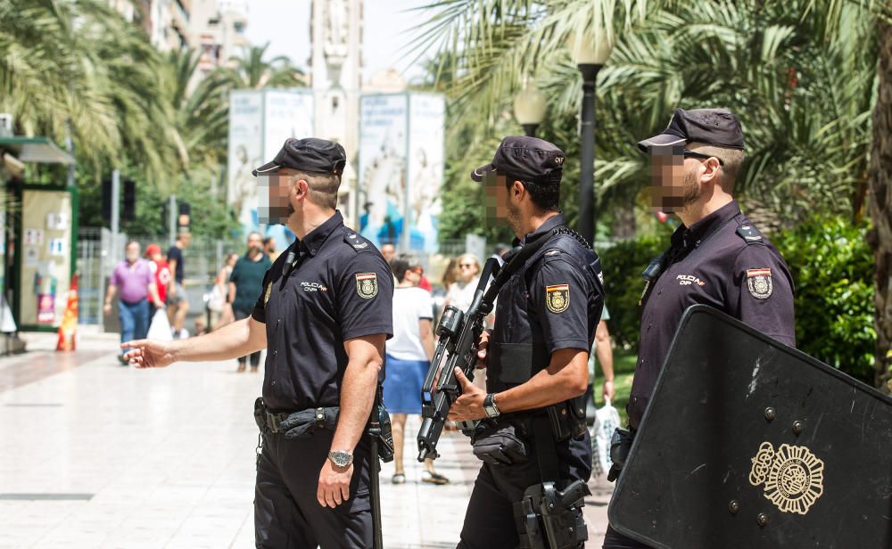 Las mascletàs previas a hogueras arrancan con mucho público y sin incidentes