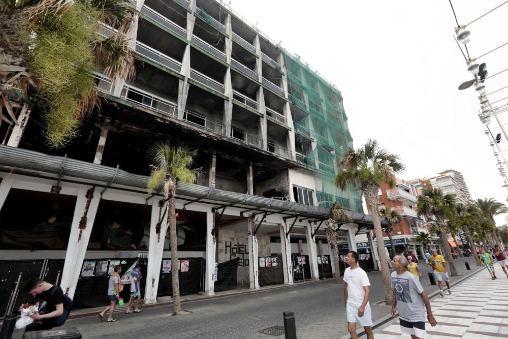 El esqueleto del viejo hotel Selomar, en primera línea de playa de Levante