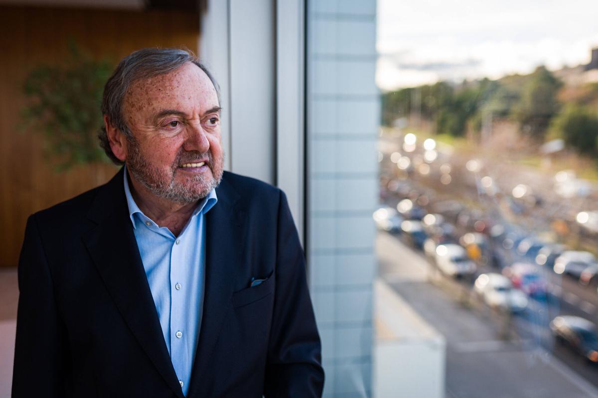 Josep Mateu, presidente del RACC, en la sede del club, junto en la entrada de Barcelona por la Diagonal