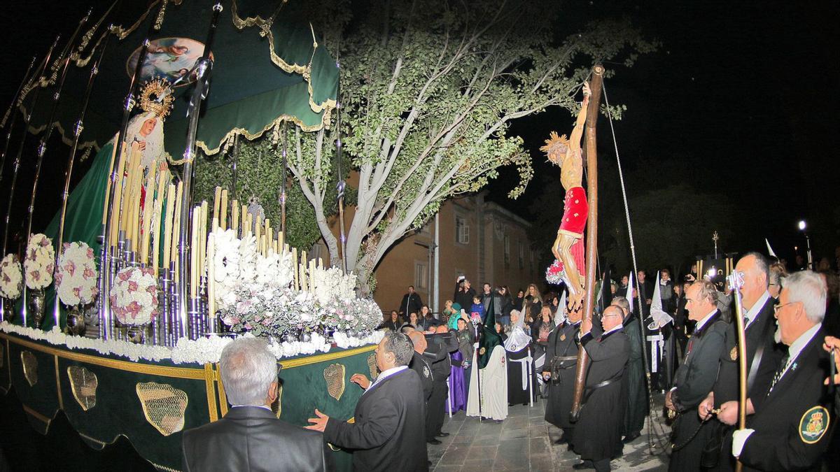 Trobada entre l’Esperança Macarena i el Sant Crist, al final de la processó del 2019, la darrera edició ‘normal’ abans de la covid | ARXIU/JORDI BIEL