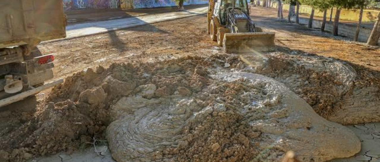 A la izquierda, una pala limpia el polideportivo de Bigastro, el cauce lleno de barro en Molins y el paseo de Los Arcos hasta Puente del Rey, repleto de lodos.