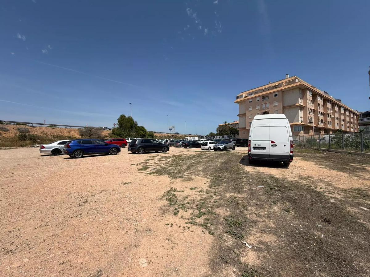 Vehículos aparcados el pasado mes de abril en la misma parcela anunciada como nuevo estacionamiento disuasorio