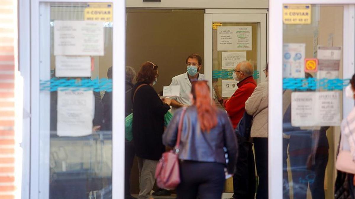 Usuarios acceden a un centro de salud.