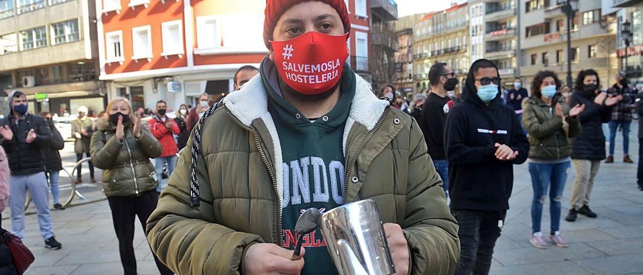 La última manifestación celebrada por la hostelería vilagarciana para urgir un plan de rescate.   | // NOÉ PARGA