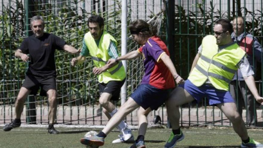 Pablo Iglesias desempolva las botas de fútbol