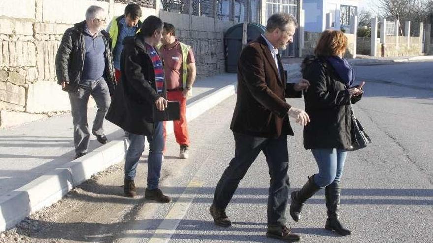 Visita del alcalde y Merchi Giráldez a las obras del vial de Coiro. // S.A