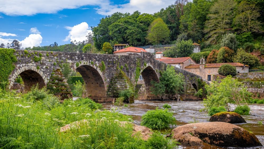 Puente medieval sobre el río Tambre en Ponte Maceira Galicia en el Camino de Santiago Camino de Santiago
