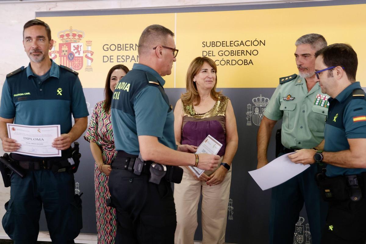 Agentes de la Guardia Civil reciben la distinción.