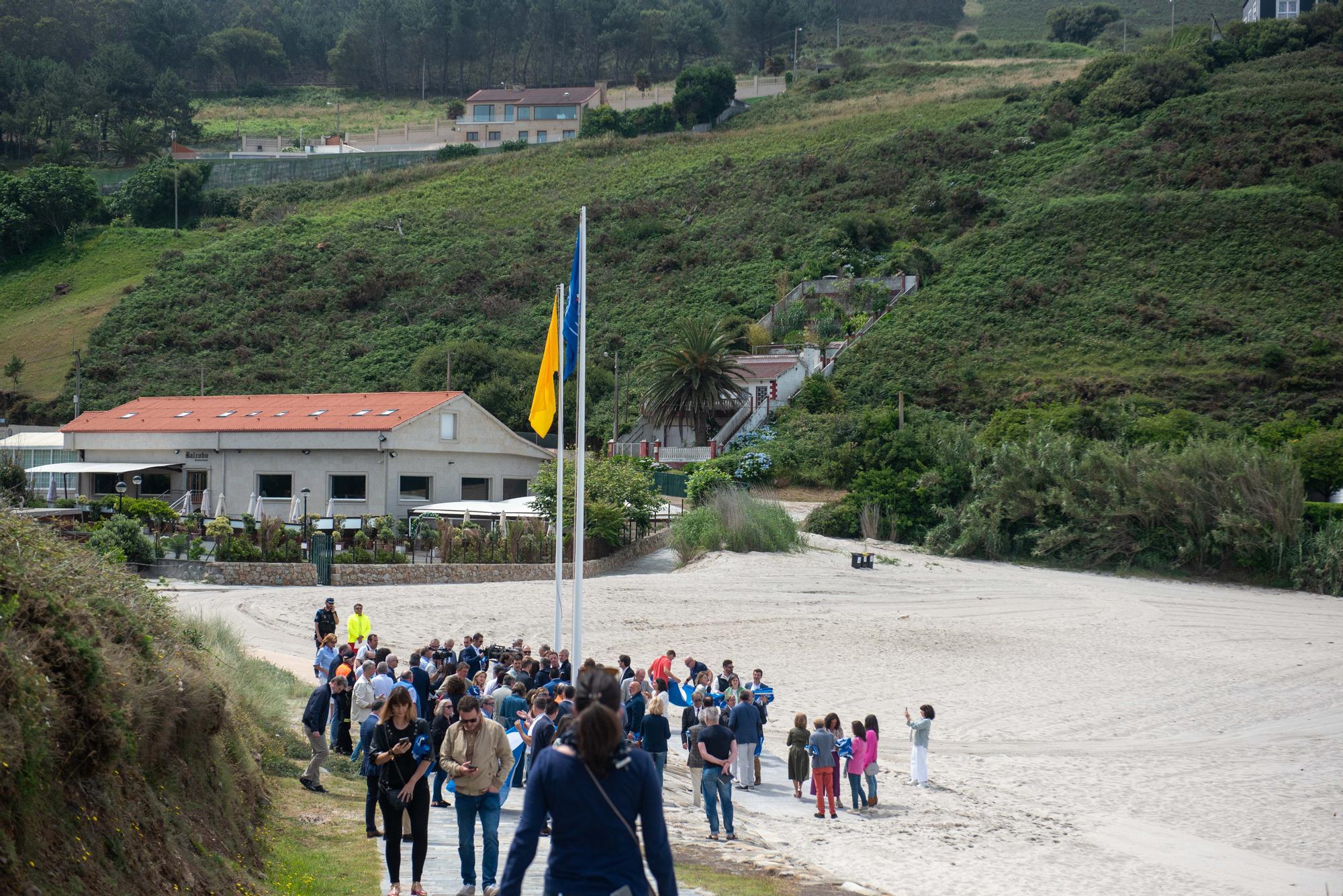 Las banderas azules de A Coruña y toda Galicia se reparten en la playa de Valcovo