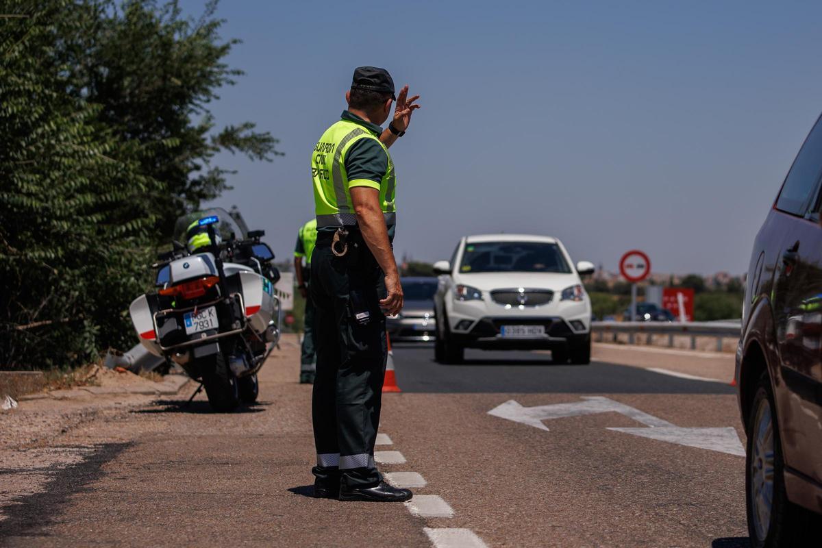 Un agente de la Guardia Civil para a un vehículo durante un control en la autovía A-5, en la primera operación salida del verano de 2022, a 1 de julio de 2022, en Madrid (España). El dispositivo desplegado por la Dirección General de Tráfico (DGT) para la