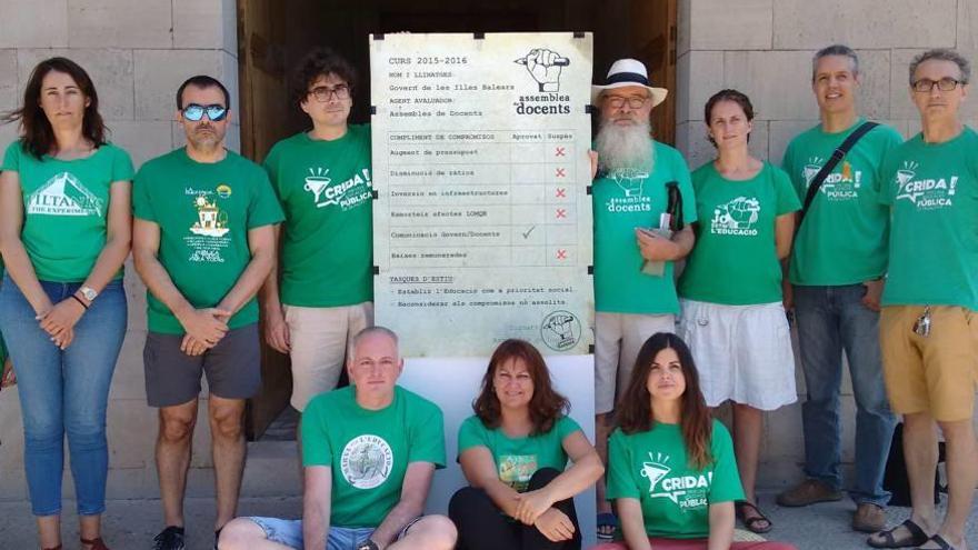 Miembros de la Assemblea de Docents llevaron el &#039;boletín de notas&#039; al Consolat de Mar.