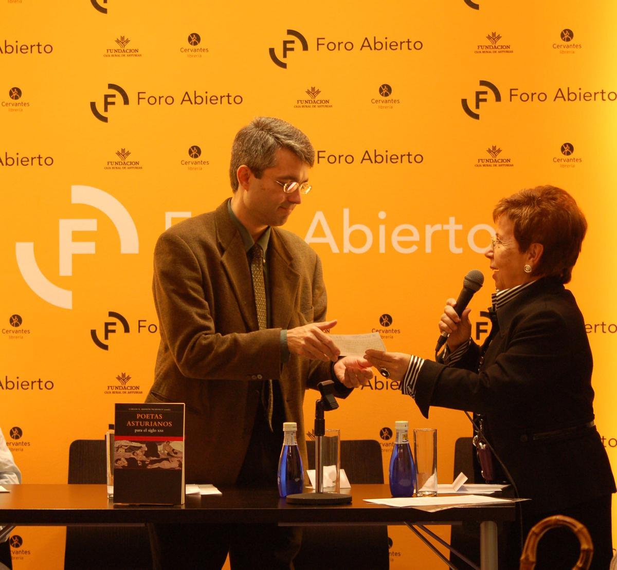 Conchita Quirós entrega un premio literario a Carlos X. Ardavín.