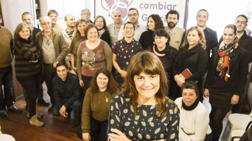 Ana Sánchez, centro, con el equipo con el que optó a dirigir Podemos Galicia en enero de 2015.