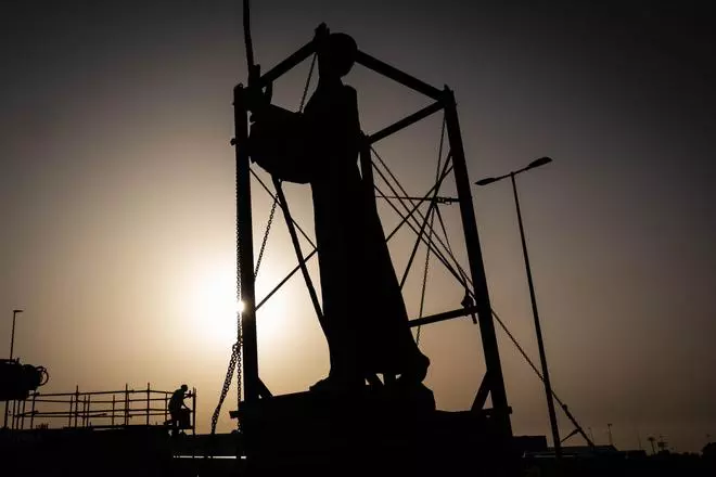 La estatua del Padre Anchieta ya está colocada en su nuevo pedestal