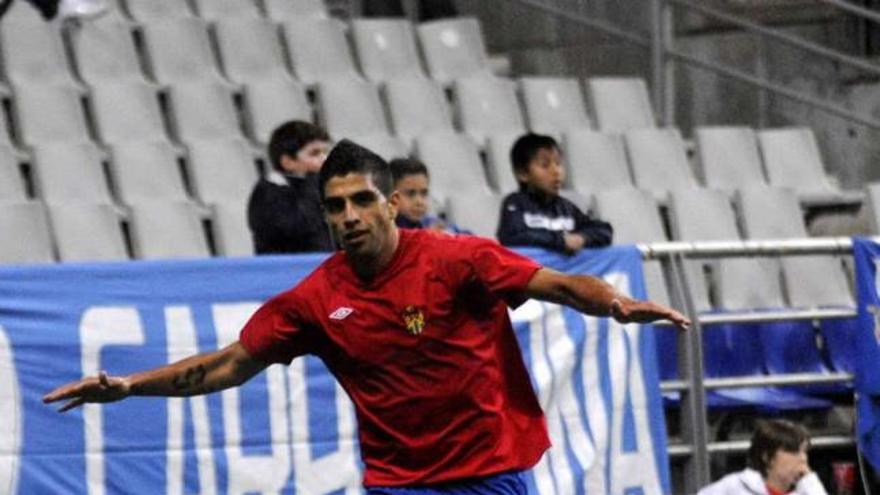 El delantero Jona celebra el tanto del Ourense en el Carlos Tartiere de Oviedo. // Área 11