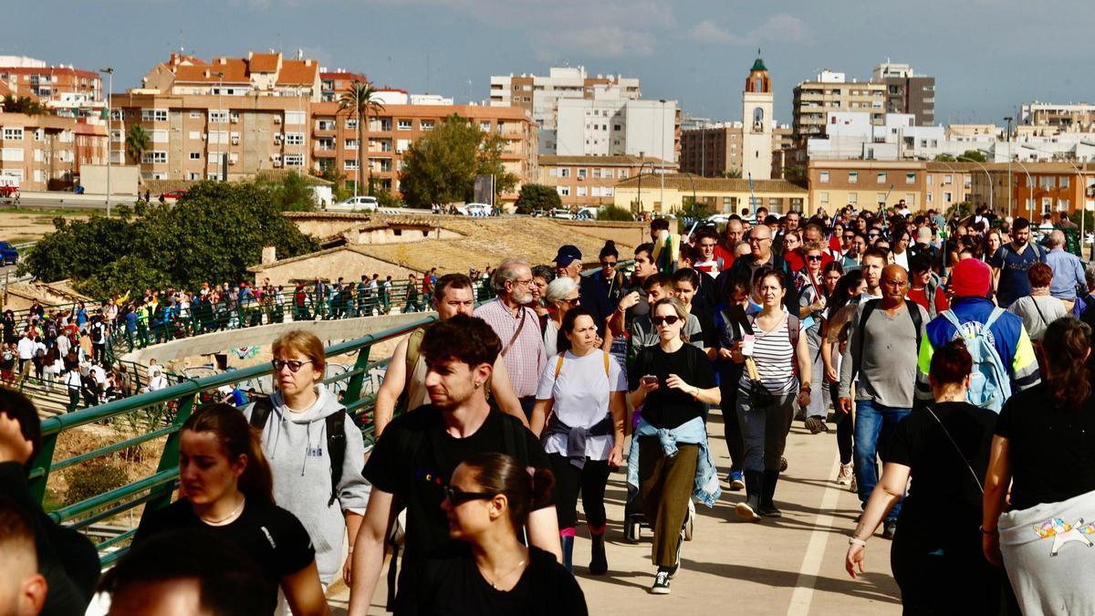 Centenares de vecinos se organizan para ir andando a ayudar los afectados por la DANA