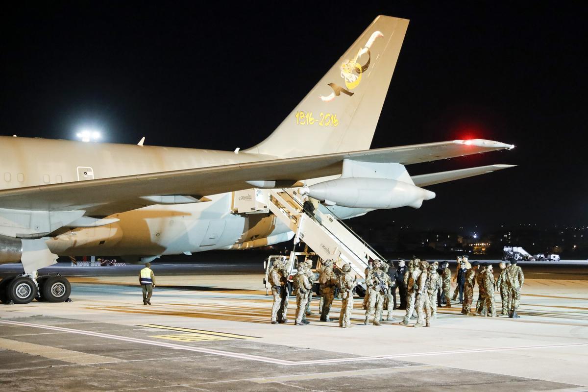 Ciudadanos italianos evacuados de Sudán llegan al aeropuerto militar de Ciampino, en Roma.